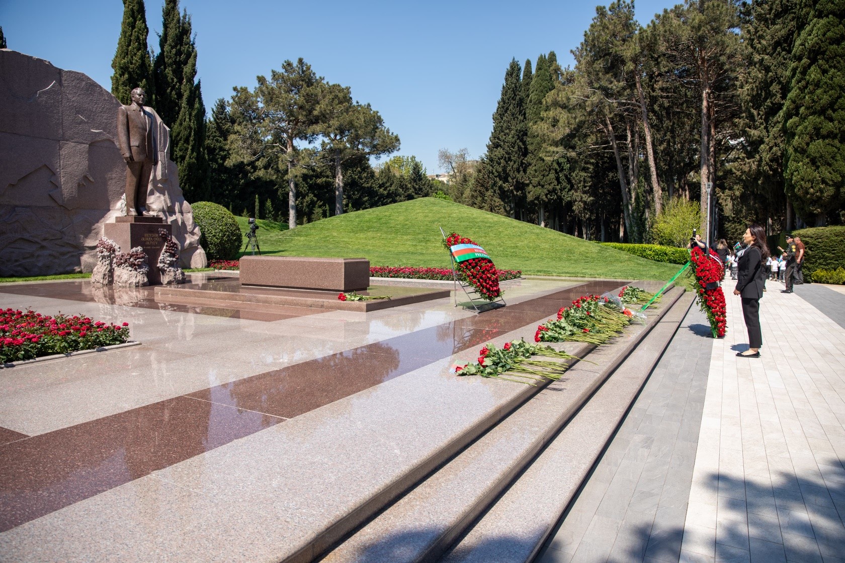 Ombudsman Sabina Aliyeva and the staff of the ombuds institution paid tribute to the memory of the National Leader Heydar Aliyev