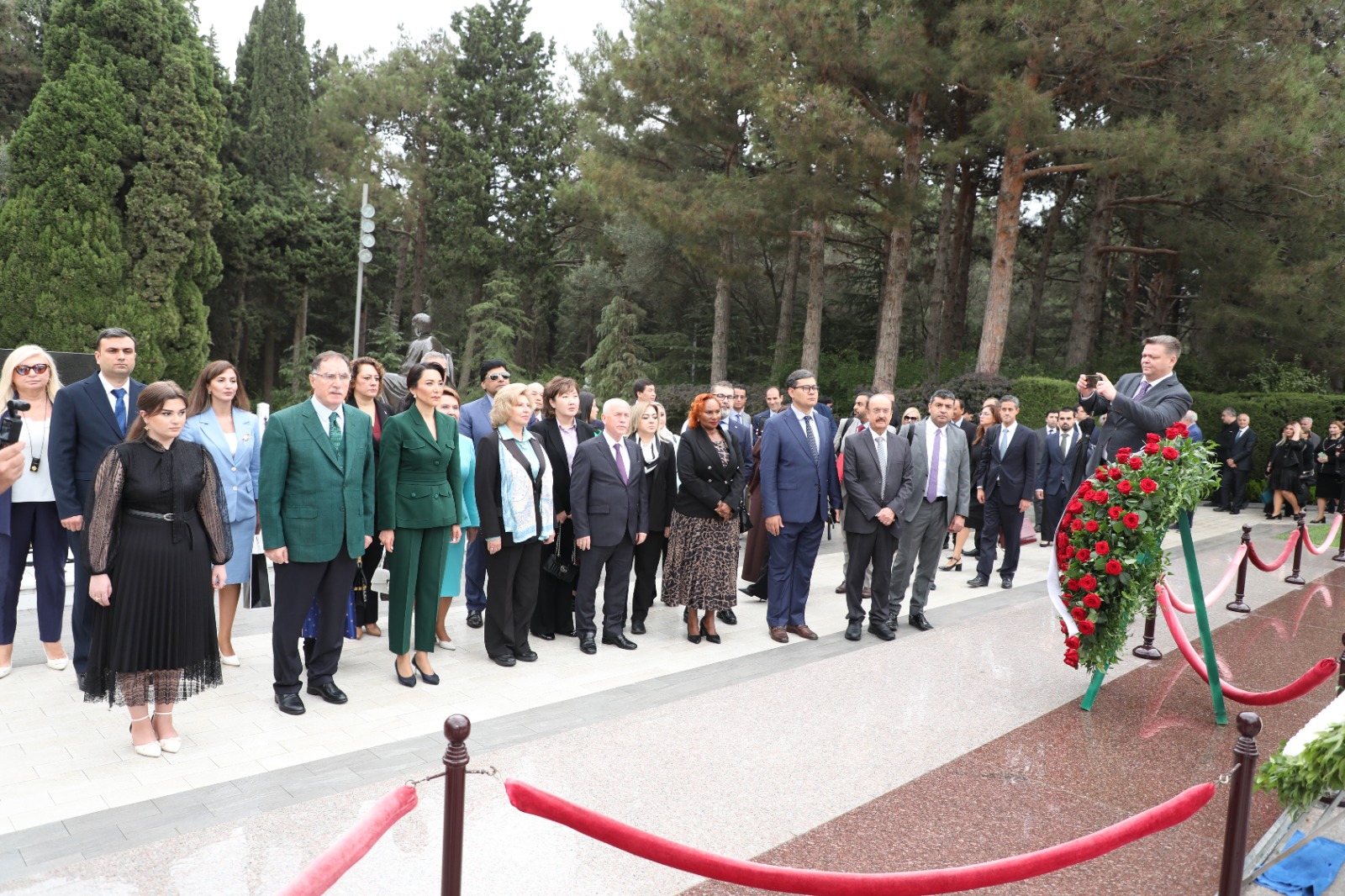 Ombudsmanların Beynəlxalq Bakı Forumunun iştirakçıları Fəxri xiyabanı və Şəhidlər xiyabanını ziyarət ediblər